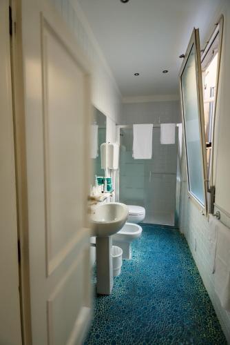 Salle de bains dans l'établissement Residenza Due Torri check in presso HOTEL CENTRALE Vicolo Cattani 7