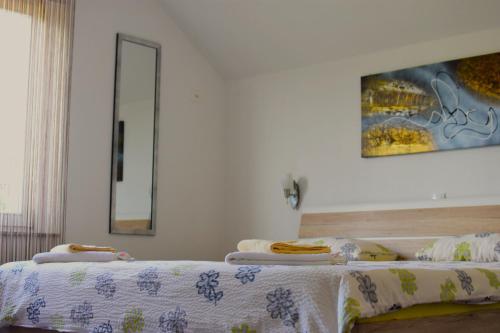 2 Betten nebeneinander in einem Zimmer in der Unterkunft White House Plitvice in Korenica