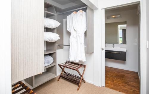 瓦納卡的住宿－木塔奇庫奇旅館，浴室内有衣柜上的长袍