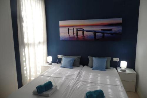 Tempat tidur dalam kamar di Denia Beach Suite with pool, sun terrace and tennis court