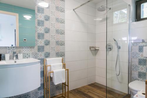 y baño con ducha y lavamanos. en Flow House&Garden, en Badacsonytomaj