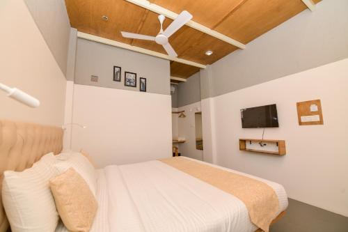 Tempat tidur dalam kamar di Shine Residency