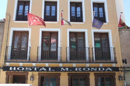 un edificio con banderas a un lado. en Hostal Maria Ronda, en Madrid