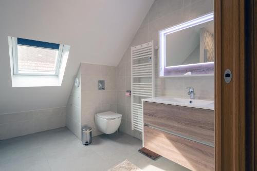 Koupelna v ubytování La Villa Lombardi en Champagne, avec piscine privée et jacuzzi