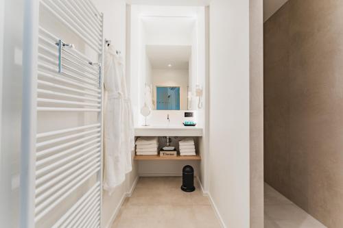 a bathroom with a sink and a mirror at Guesthouse de la Paix in Poperinge