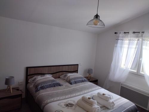 ein Schlafzimmer mit einem Bett mit Handtüchern darauf in der Unterkunft Villa calme et tranquillité in Seillons-Source-dʼArgens