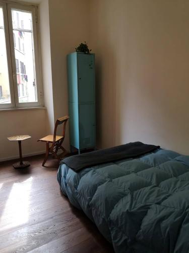 een slaapkamer met een bed en een blauwe kast bij Camera vintage nel cuore di Monteverde in Rome