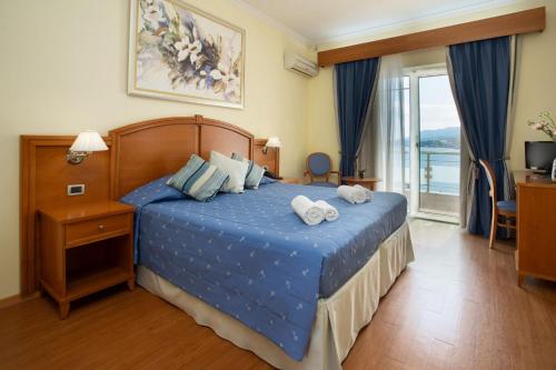 Ένα ή περισσότερα κρεβάτια σε δωμάτιο στο Blue Sea Hotel 