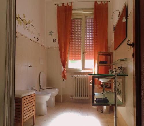 baño con aseo y lavabo y ventana en B&B Borgomarino, en Pescara