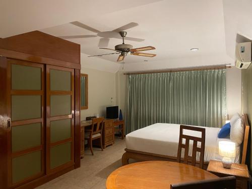 Postel nebo postele na pokoji v ubytování The Pavillon by The Pace Phuket Boutique Resort