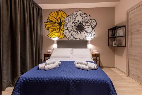 - une chambre avec un lit bleu et des serviettes dans l'établissement ASTARE -short lets in bari carrassi-, à Bari