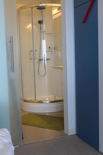 baño con ducha y puerta de cristal en Residence Paris Seaview Zeezicht Vue Mer, en Ostende