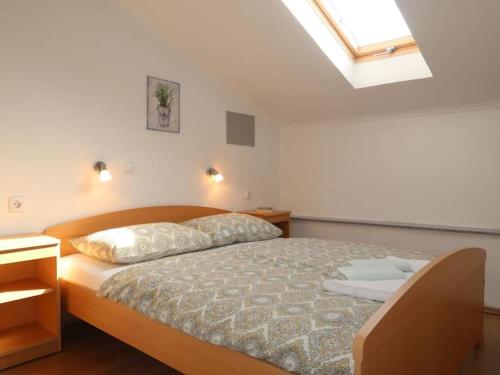 מיטה או מיטות בחדר ב-Holiday house Domy Rab