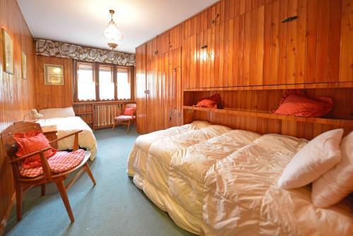 ブレウイル・チェルヴィナイアにあるApartment Sky Cerviniaのベッドルーム1室(大型ベッド1台、テーブル、椅子付)