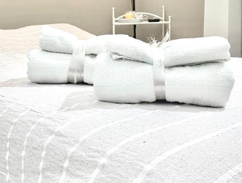 due pile di asciugamani poggiati sopra un letto di Pigna Tommy House a Sanremo