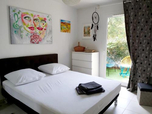 - une chambre avec un lit, une fenêtre et un lit sidx sidx dans l'établissement sylvie, au Plan-de-la-Tour