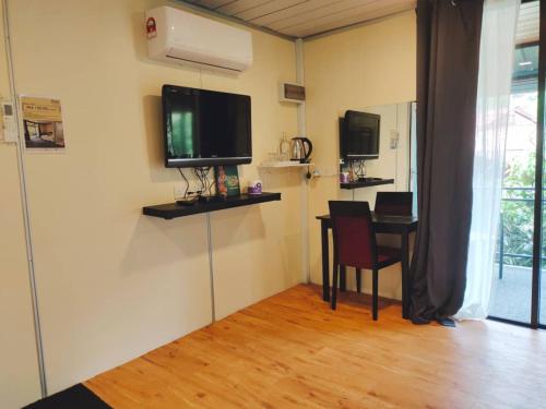 TV a/nebo společenská místnost v ubytování Chalet Kampung Yan (OFFICIAL)
