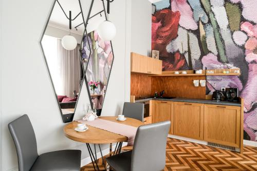 a kitchen with a table and chairs in a room at Arts Apartments City Center in Krakow