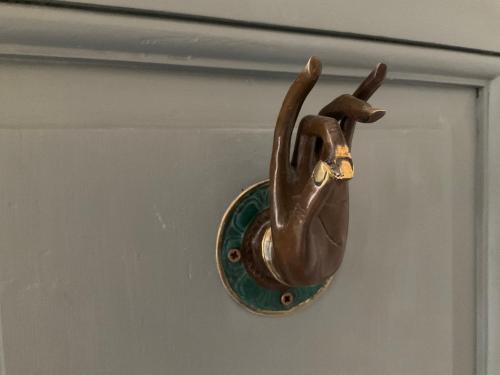 un bussante di bronzo su una porta di AUXIMUM Appartamenti a Osimo