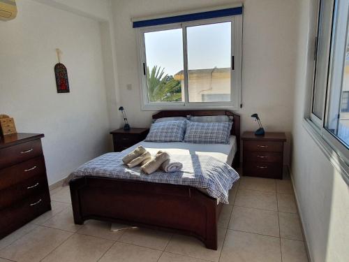 een slaapkamer met een bed met twee handdoeken erop bij HomeSweetHome in Paphos City
