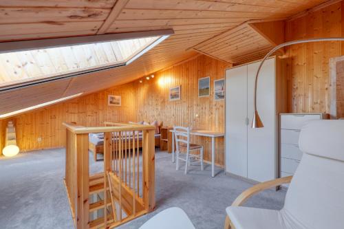 a room with wooden walls and a skylight at La Mer in Altefähr