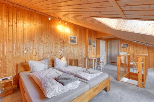 アルテフェーアにあるLa Merの木製の壁のベッドルーム1室