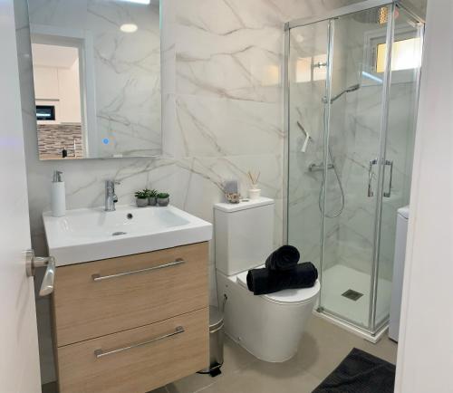Un baño con ducha, inodoro y lavabo. en Frida cozy house Maspalomas, en Maspalomas