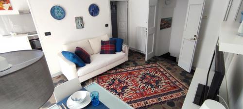 - un salon avec un canapé blanc et un tapis dans l'établissement Ideale per escursionisti, a pochi minuti dal mare e dalle falesie- Casa Celeste, à Cisano sul Neva