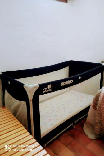 a black and white bunk bed in a room at Casa Jaruf CENTRO HISTÓRICO Parking Gratuito Patio petfriendly in Arcos de la Frontera