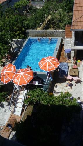 Bazen u ili blizu objekta Apartmani Ninić