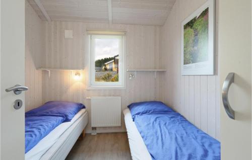 2 letti in una piccola camera con finestra di St, Andreasberg, Haus 36 a Sankt Andreasberg