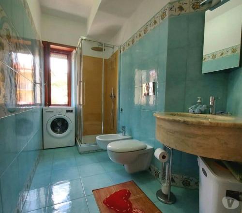 bagno con servizi igienici, lavandino e lavatrice di Graziosa casa vacanza vicino al mare a Sperlonga centro! a Sperlonga