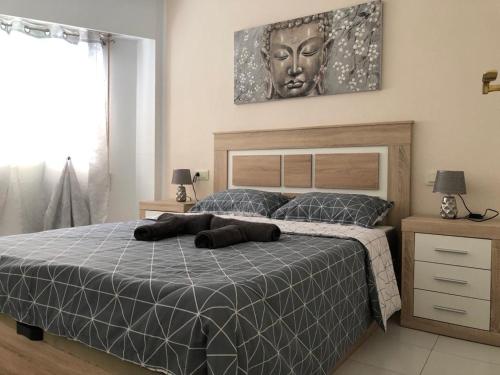 een slaapkamer met een bed met 2 kussens erop bij Calpe Apolo 7 Apt 51 in Calpe