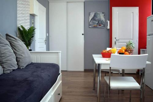 - une chambre avec un lit et une table avec un bol de fruits dans l'établissement Appartement Place du Marché, à Mers-les-Bains