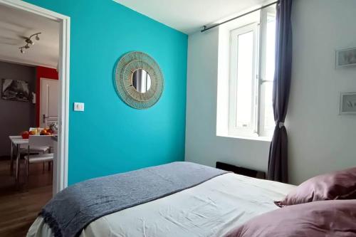 メール・レ・バンにあるAppartement Place du Marchéの青いベッドルーム(ベッド1台、鏡付)