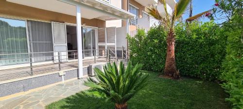 un balcone di una casa con una palma di Gjiri i Lalzit Lura 3 Apartment Toni a Durrës