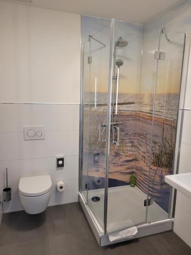 un bagno con doccia e WC di Pension zum Kleistpark a Francoforte sull'Oder