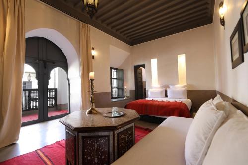 Giường trong phòng chung tại Riad Zaouia 44