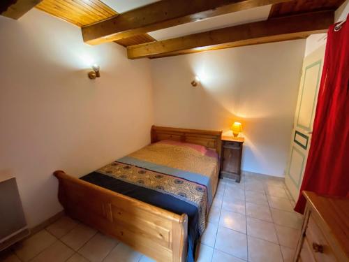 Un pat sau paturi într-o cameră la Appartement 4 pers plein centre ville, wifi, balcon