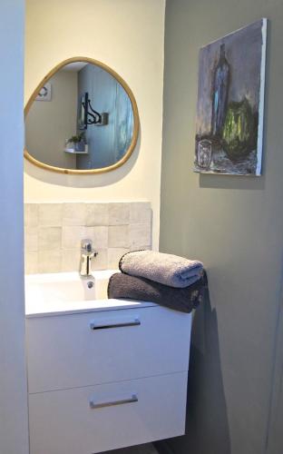 une salle de bain avec un lavabo et un miroir dans l'établissement Saskia's loft mazan, à Mazan