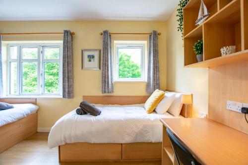 Ένα ή περισσότερα κρεβάτια σε δωμάτιο στο 125 - The Duplex at Gort Na Coiribe, by Shortstays