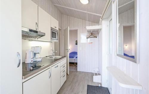 una cocina con armarios blancos y fregadero en St, Andreasberg, Haus 37, en Sankt Andreasberg