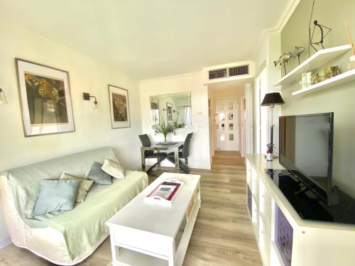 TV a/nebo společenská místnost v ubytování Eden Barmassa