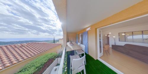 Una habitación con vista al mar desde una casa. en Le Celia, en Cavalaire-sur-Mer