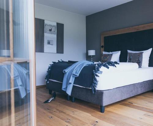 a bedroom with a large bed in a room at PUR Suites & Chalets in Lermoos