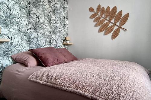 - une chambre avec un lit orné d'un mur fleuri dans l'établissement Logement dans maison de pêcheur, au Tréport