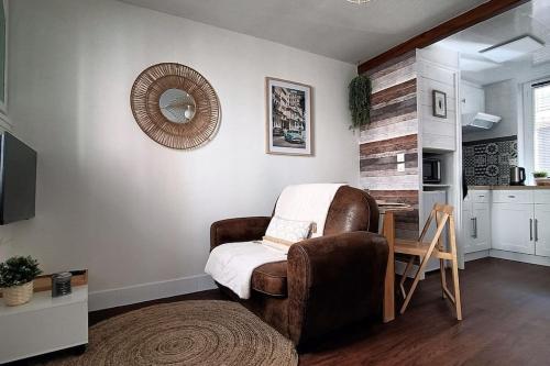 un salon avec une chaise et une table dans l'établissement Logement dans maison de pêcheur, au Tréport