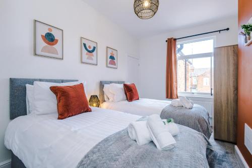 Un pat sau paturi într-o cameră la Spacious 4-bed house in Crewe by 53 Degrees Property, ideal for Business & Contractors, Great Location - Sleeps 8
