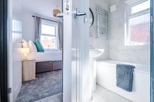 Koupelna v ubytování Spacious 4-bed house in Crewe by 53 Degrees Property, ideal for Business & Contractors, Great Location - Sleeps 8