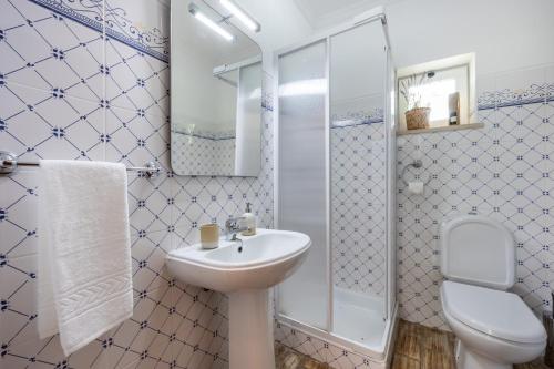 y baño con lavabo, ducha y aseo. en CoolHouses Luz, 3 Bed linked house, shared pool, a stone's throw of the sea, Casa Sirrah en Luz